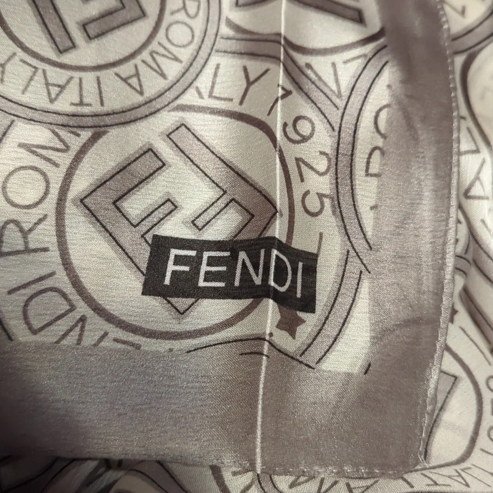Authentic Fendi scarf - Picture 4 of 5